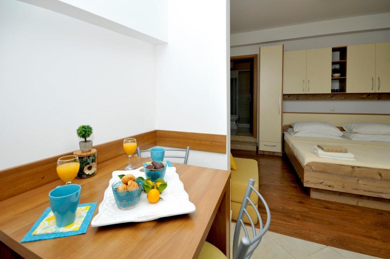 Apartments Penic トロギール エクステリア 写真