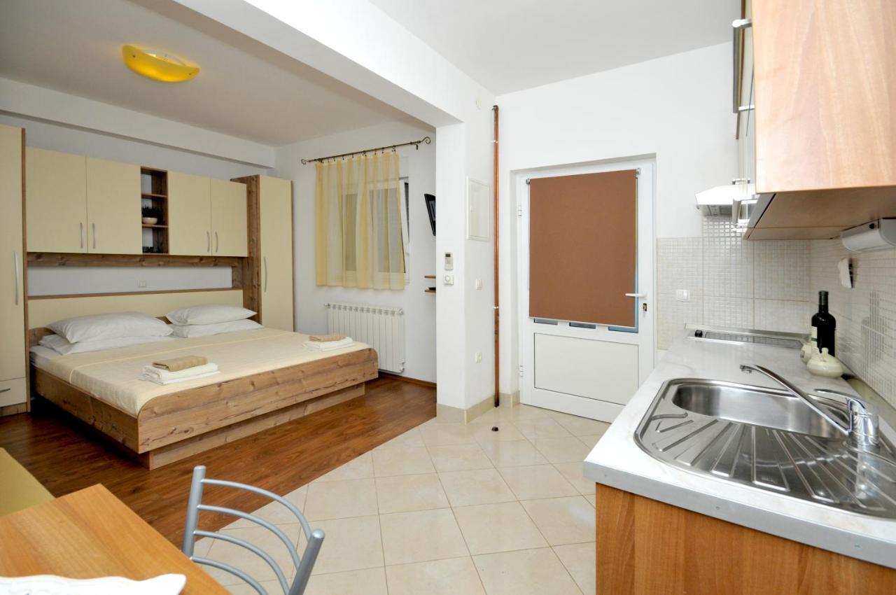 Apartments Penic トロギール エクステリア 写真